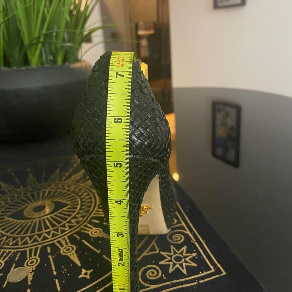 GENTLY WORN ELEGANT AND CLASSIC Prada Black Leather Pumps - Size 36/6 - Picture 7 of 8